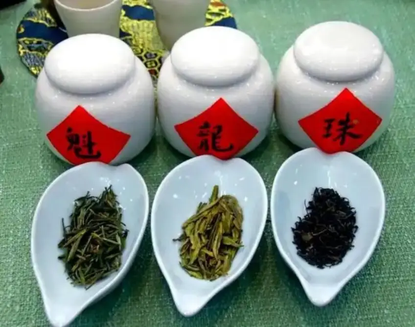 魁龙珠三罐茶叶与散叶浅碟对照