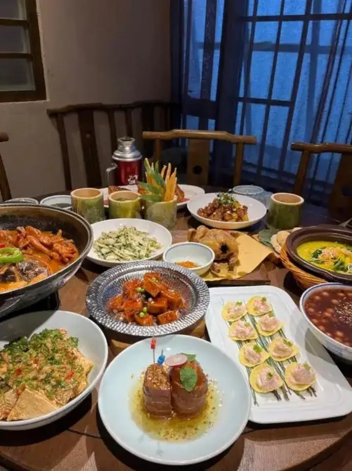 圆桌摆放狮子头等多道淮扬菜