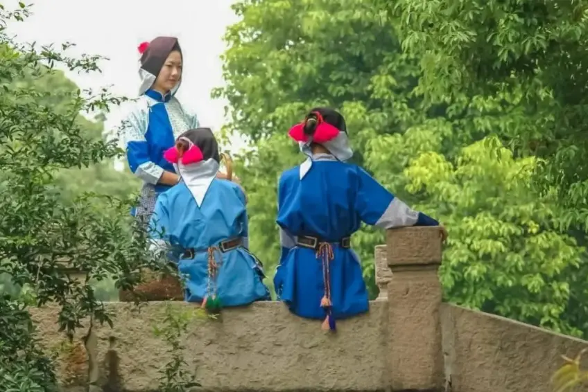蓝衫包头巾水乡服饰石桥上