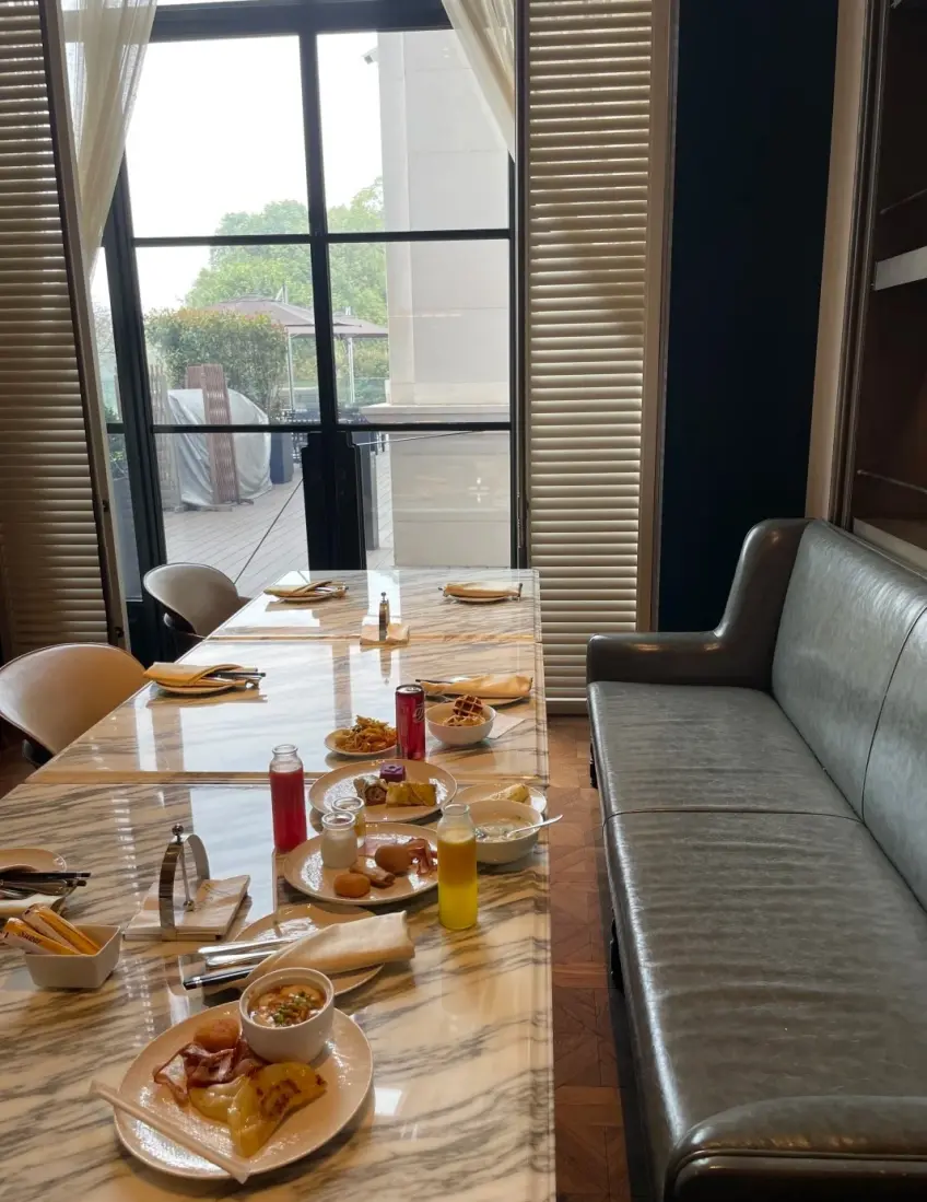 總統府周邊酒店早餐長桌窗邊拼盤豎向示意
