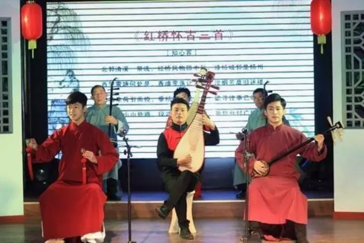 舞台上清曲班组红袍乐手合奏