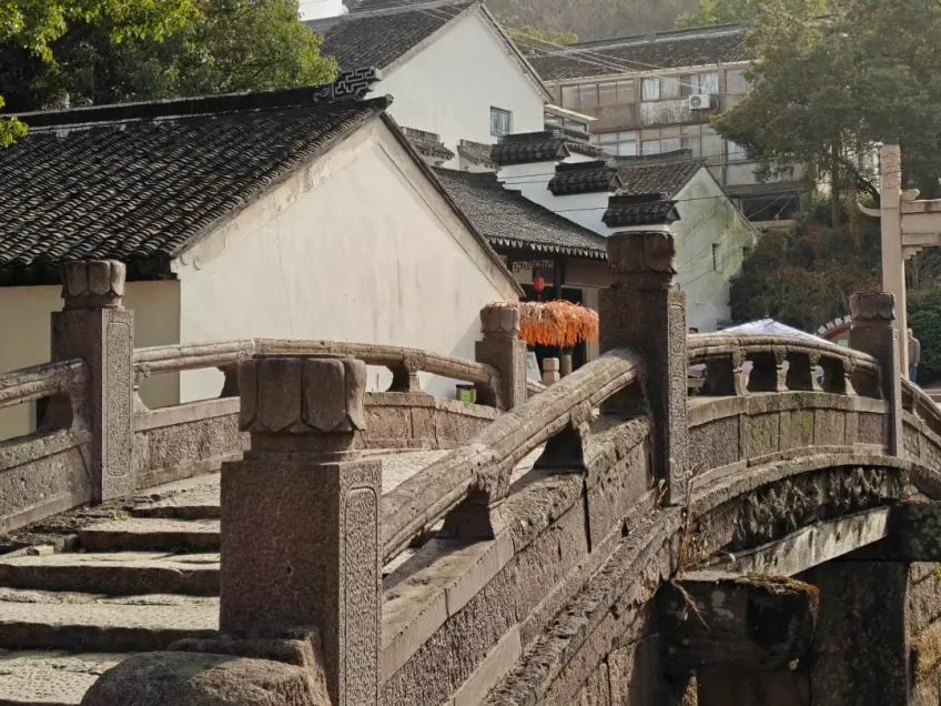 高拱石桥台阶栏杆与白墙老街