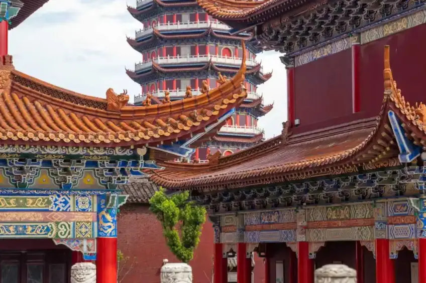 街边古庙黄墙飞檐与街景近景