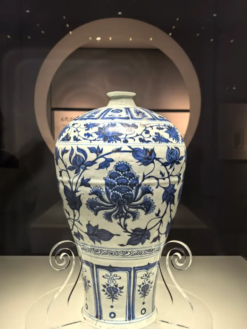 博物馆展柜青花瓷梅瓶与圆洞门