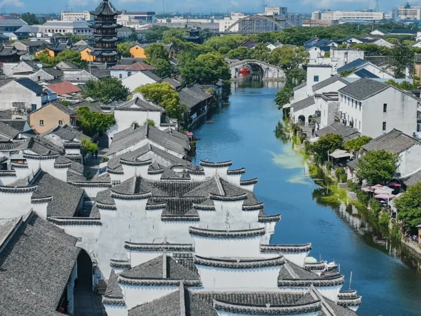 古镇粉墙黛瓦河道与远处宝塔