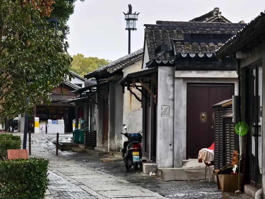 石板巷白墙黛瓦与门前电驴