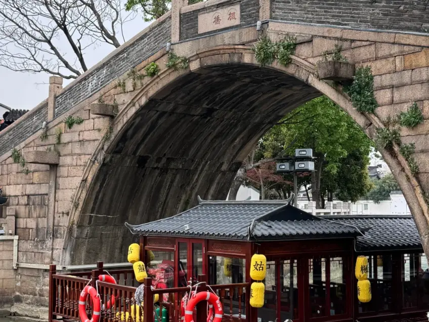 枫桥青石桥面远望寒山寺方向