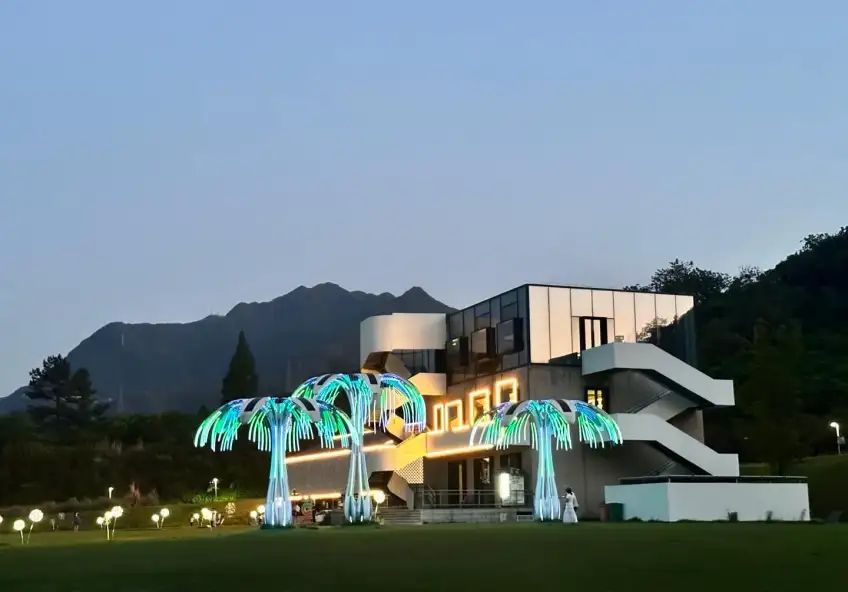 云上草原夏夜草坪发光棕榈与球体灯装置