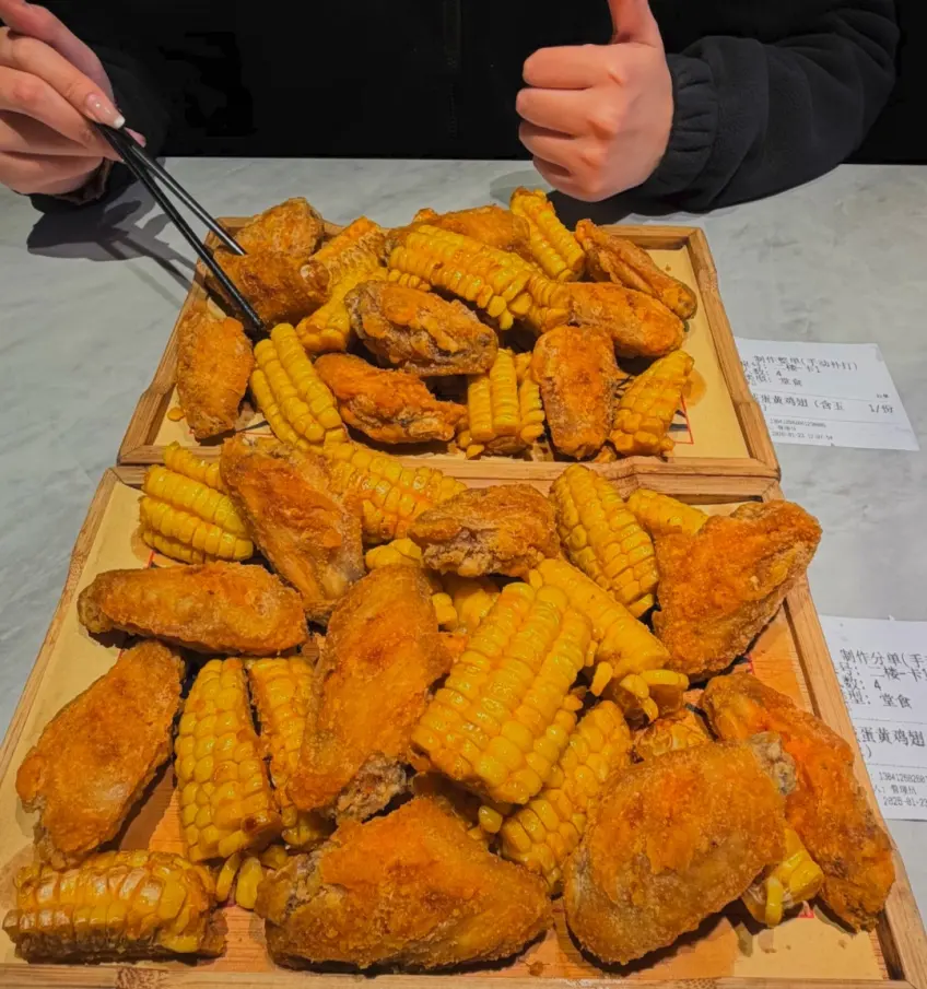 木质托盘咸蛋黄鸡翅与玉米拼盘