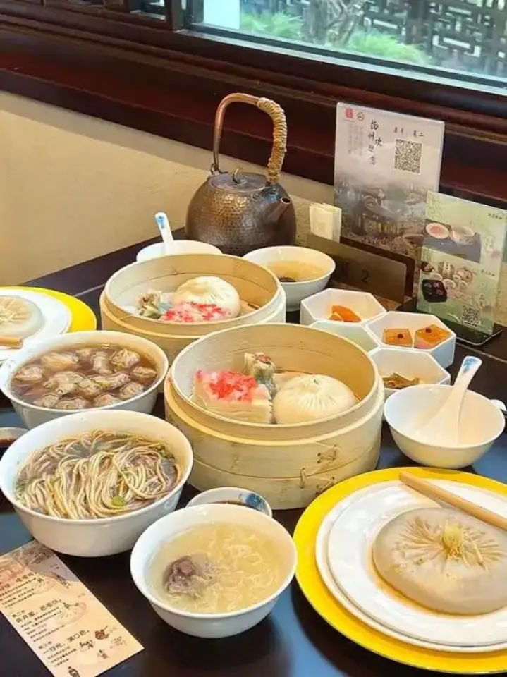 示意：扬州早茶汤包笼屉点心桌面