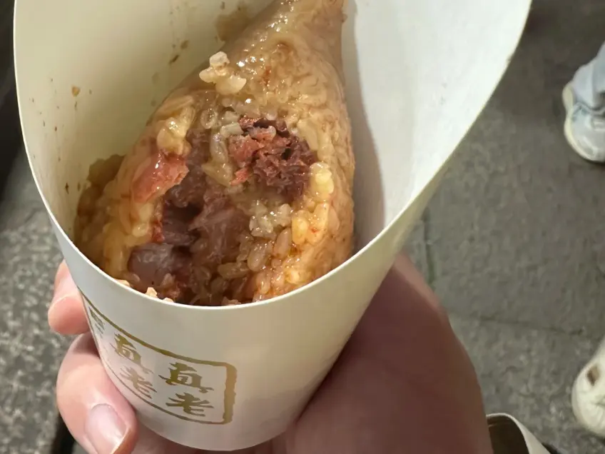 鲜肉粽剖开露糯米馅心