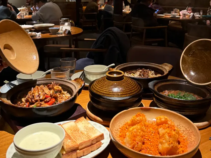 多家砂锅热菜与炸虾配面包餐桌