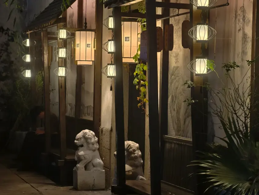 夜色方灯笼与石狮门廊近景