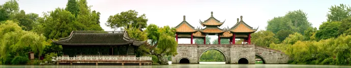 瘦西湖位于扬州，是清代盐商所建的湖上园林，以二十四桥、五亭桥闻名，素有“园林之盛，甲于天下”之誉