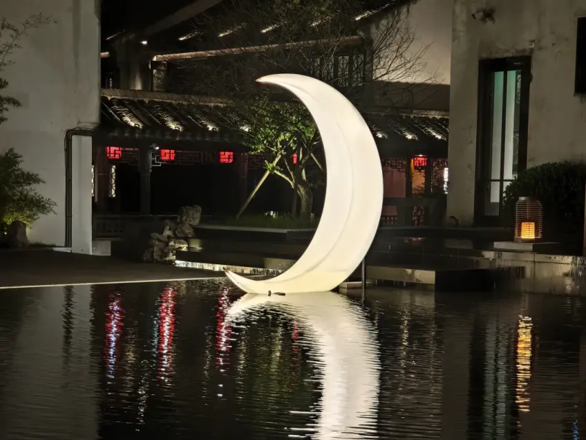 河面弯月装置与夜灯倒影景
