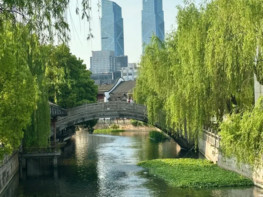 嘉兴月河石拱桥与两岸白墙黑瓦
