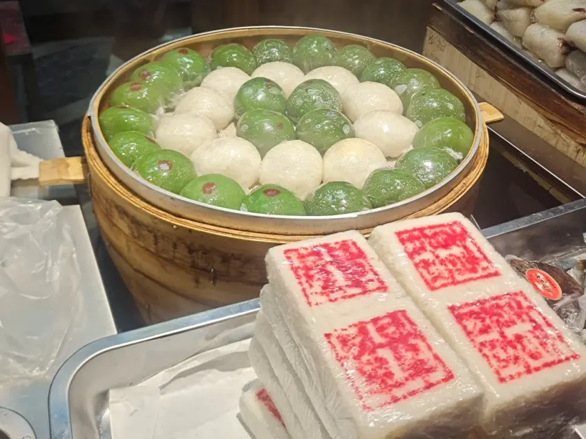青团白年糕与竹蒸笼并排陈列