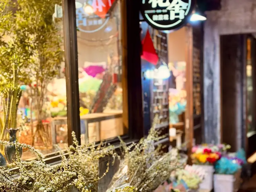 月河小巷暖黄灯光店铺