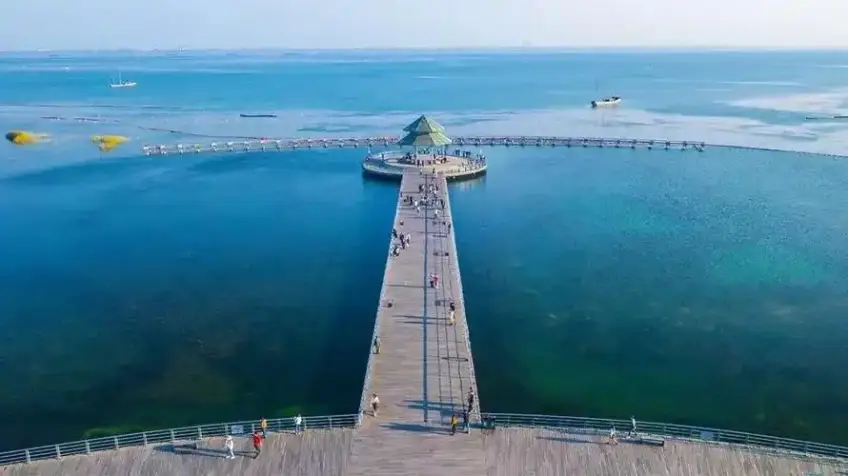 湖州太湖度假区木栈道与湖心亭