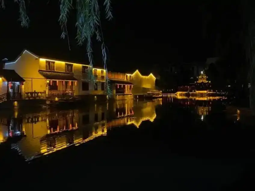 湖州衣裳街夜间街景灯火总结配图