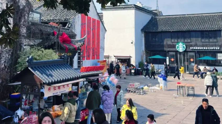 月河白墙广场人流与临街店招