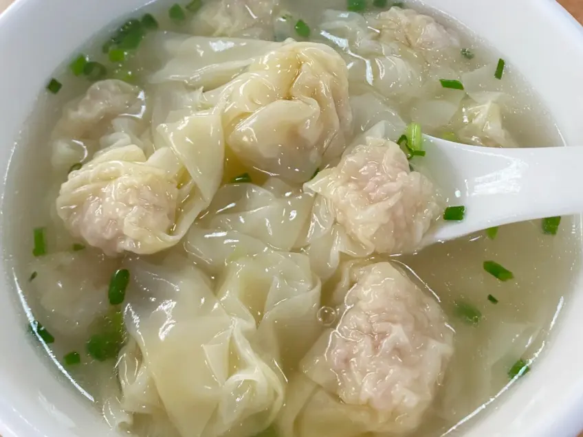 碗装清汤小馄饨与瓷勺