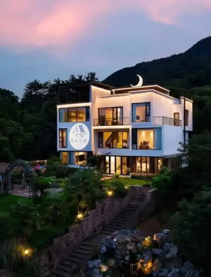 莫干山山脚现代民宿外景与亮灯月牙标识