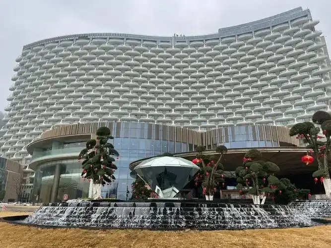 湖州龙之梦钻石酒店外立面与入口钻石雕塑