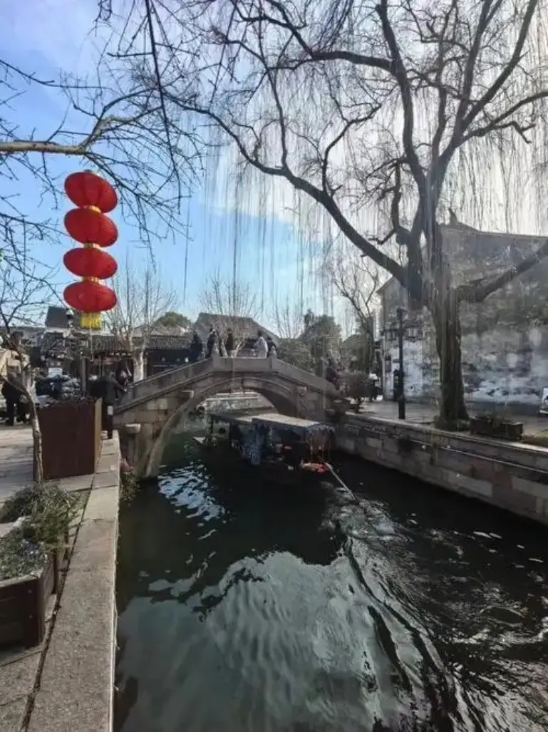 南浔古镇冬日河道石桥乌篷船红灯笼