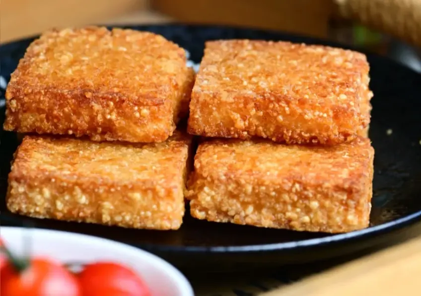 黑盘炸年糕四块金黄酥脆特写