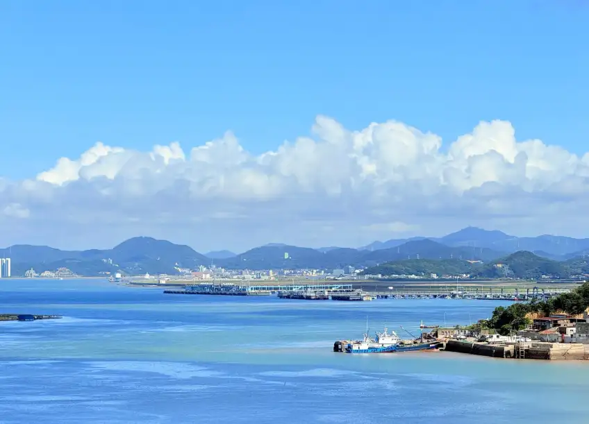 舟山港灣碼頭與群山橫圖