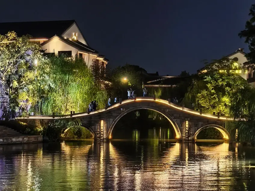 夜色高拱石桥暖灯勾勒轮廓