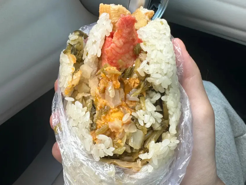 手持打开粢饭团见油条肉松榨菜