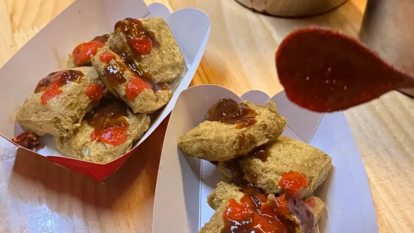 纸盒装酱汁臭豆腐特写