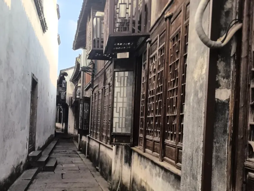 月河日间石板窄巷与木格窗