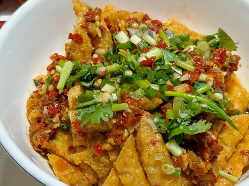香辣炸豆腐配葱蒜满碗