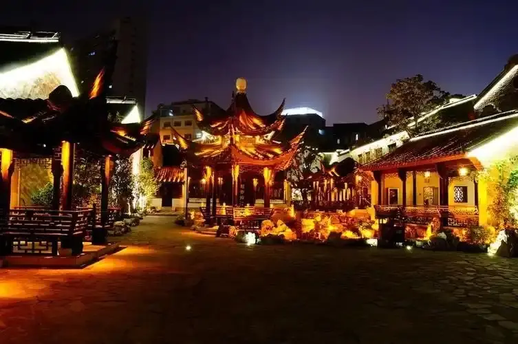 湖州衣裳街古典亭廊暖黄灯光夜景