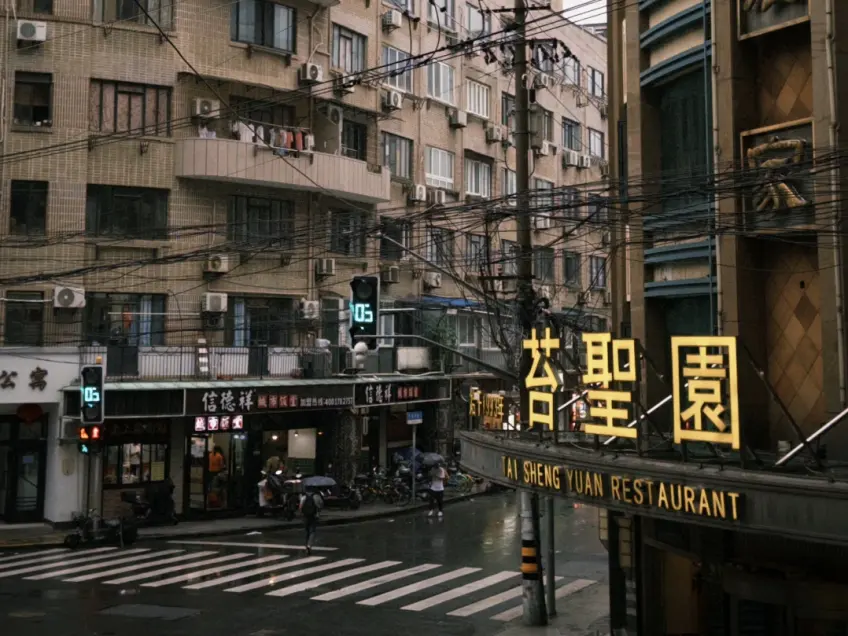 黄河路夜景霓虹与美食街