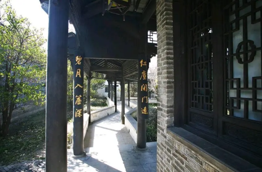 故居回廊木柱金联与砖墙漏窗