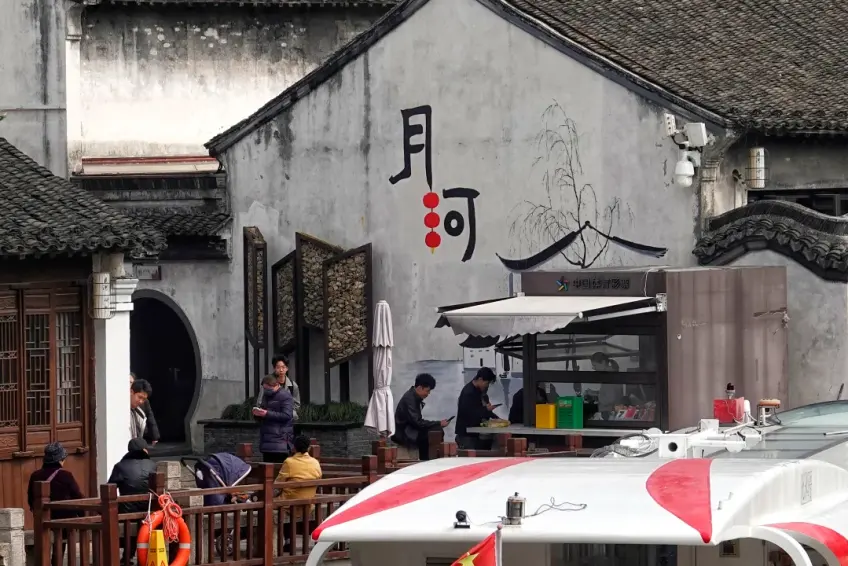 月河白墙游船码头街景