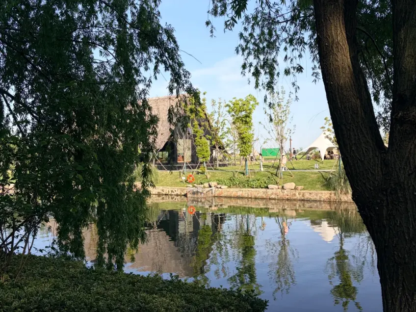 月河一带河对岸草坪与尖顶建筑