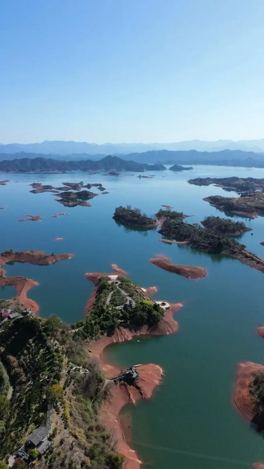千島湖群島碧水與紅土岸豎圖