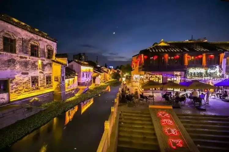 湖州状元街夜景运河与街区灯火
