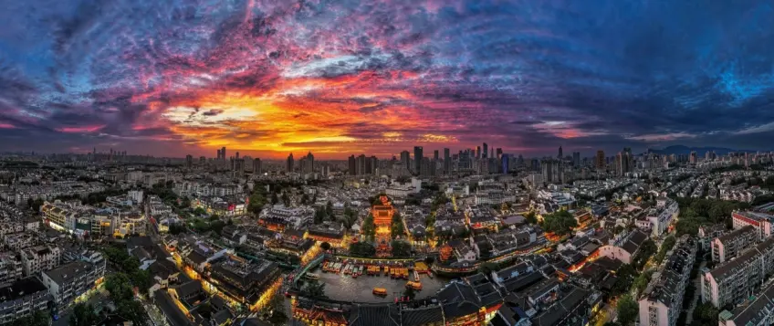 无锡南长街运河夜景与现代天际线
