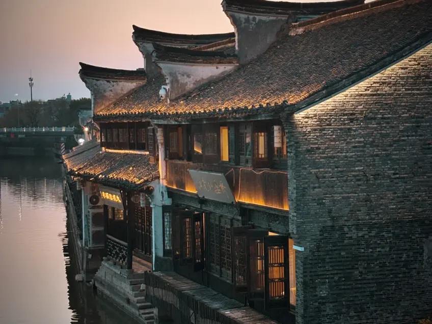 月河黄昏河畔砖墙与灯带