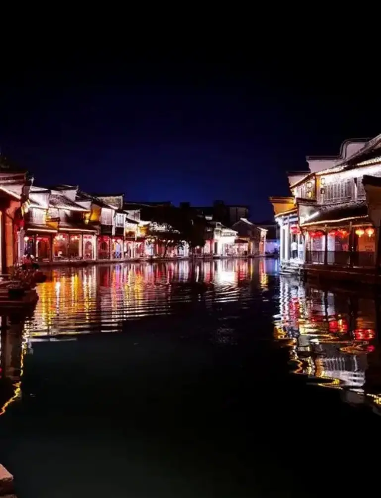 湖州南浔古镇夜景河道灯火与建筑