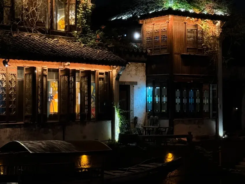 夜色木楼暖窗灯火倒映河面