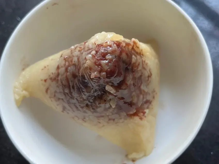 白瓷碗现蒸鲜肉粽一景