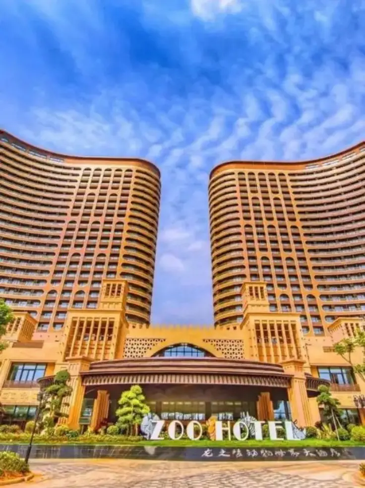 龙之梦动物世界大酒店门头ZOO HOTEL与动物雕塑