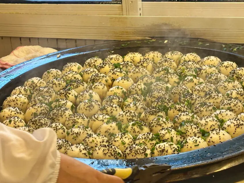 大锅生煎撒芝麻葱花现煎特写